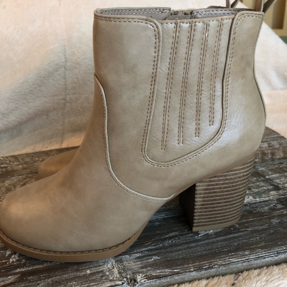 NWOT Nude Boot